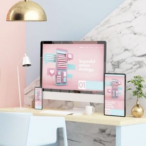 Arbeitsplatz mit goldfarbener Lampe und Desktop, Notebook und Smartphone Webdesign für Selbstständige und Unternehmer
