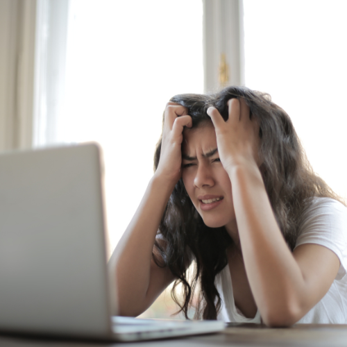 Frustrierte Frau greift sich an den Kopf Landingpage Website Vorlagen