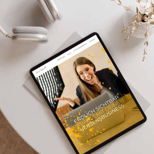 Frau sitzt auf dem Boden und schaut auf ihrem ipad