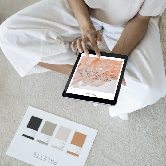 Webdesign Göttingen - Frau sitzt auf dem Boden und schaut auf ihrem ipad