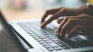 Laptop-Tastatur mit Händen